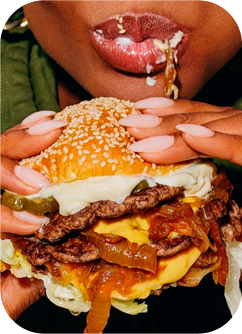 Pessoa saboreando hambúrguer