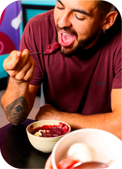 Pessoa comendo sobremesa